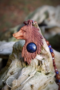 Orzechowy wilk z lapis lazuli